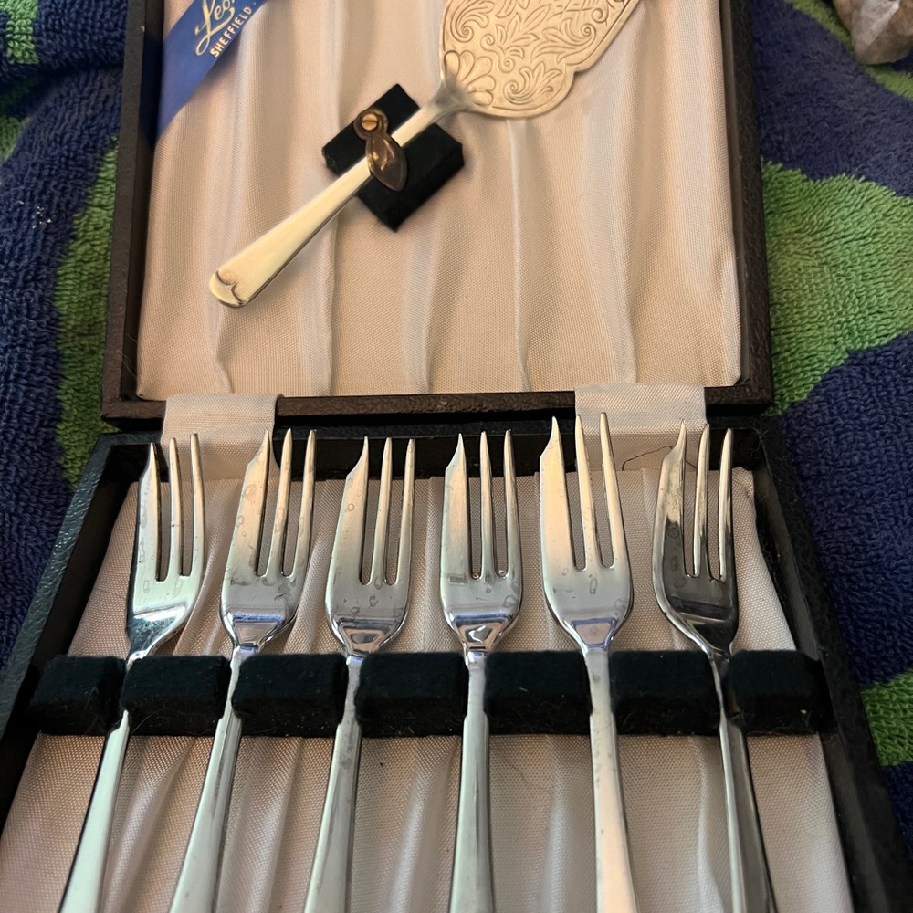 Leonard Used Set of Silverplate Server/Dessert Forks 5.25"  Sheffield, England